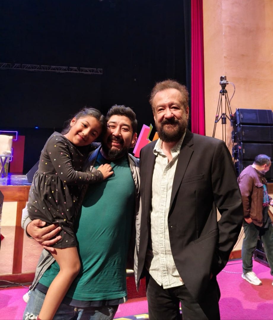 QuiqueSoria's tweet image. Tarde pero sin sueño... 

Feliz cumpleaños @eltalcha que ese bajo siga sonando por muchos años más. 🙏🏻
🥳🎉🎂
Aquí con mi hija en tu visita al Hay festival.  

#PoderosoCumpleCha