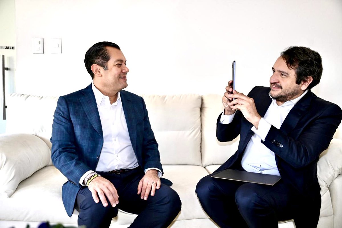 Sergeluna_S's tweet photo. Con mucho orgullo y de manos de nuestro secretario de Organización, @amlopezbeltran , hice mi reafiliación al @PartidoMorenaMx para seguir formando parte de la Transformación de México. ¡Gracias, Andy! 🇲🇽
#SomosMillones #SúmateAMorena https://t.co/9sL5Iuy5lY