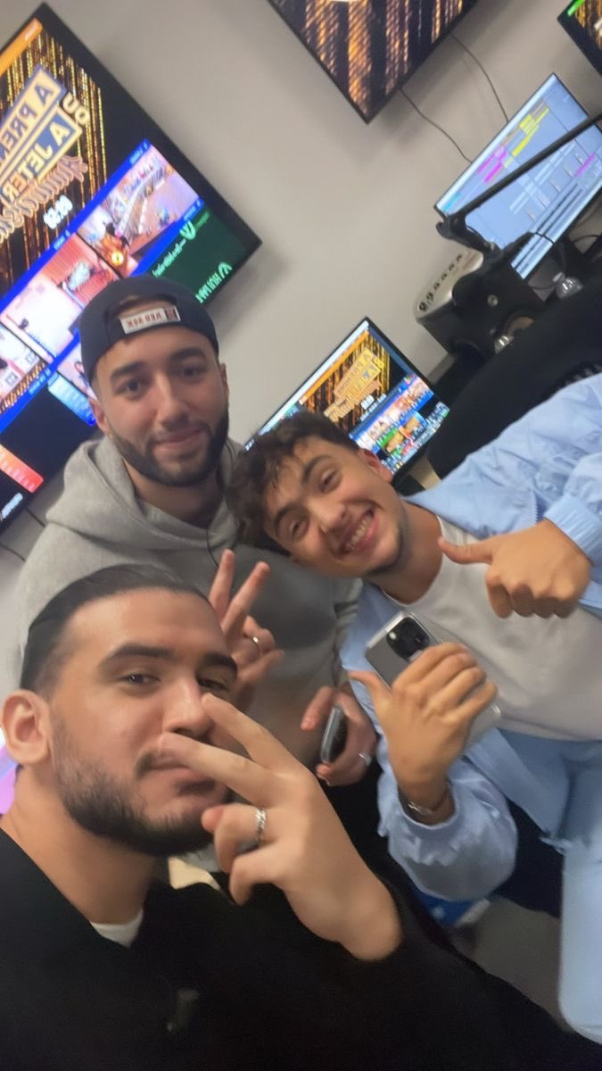 maevmiller's tweet photo. Bla bla bla à gauche &amp; a droite …… LE TRIO AMINE INOX BILLY DE RETOUR CE SOIR ✊🏻 des flammes dans le caaaaaanaaaaal 🔥 https://t.co/ENM3LPf34Y