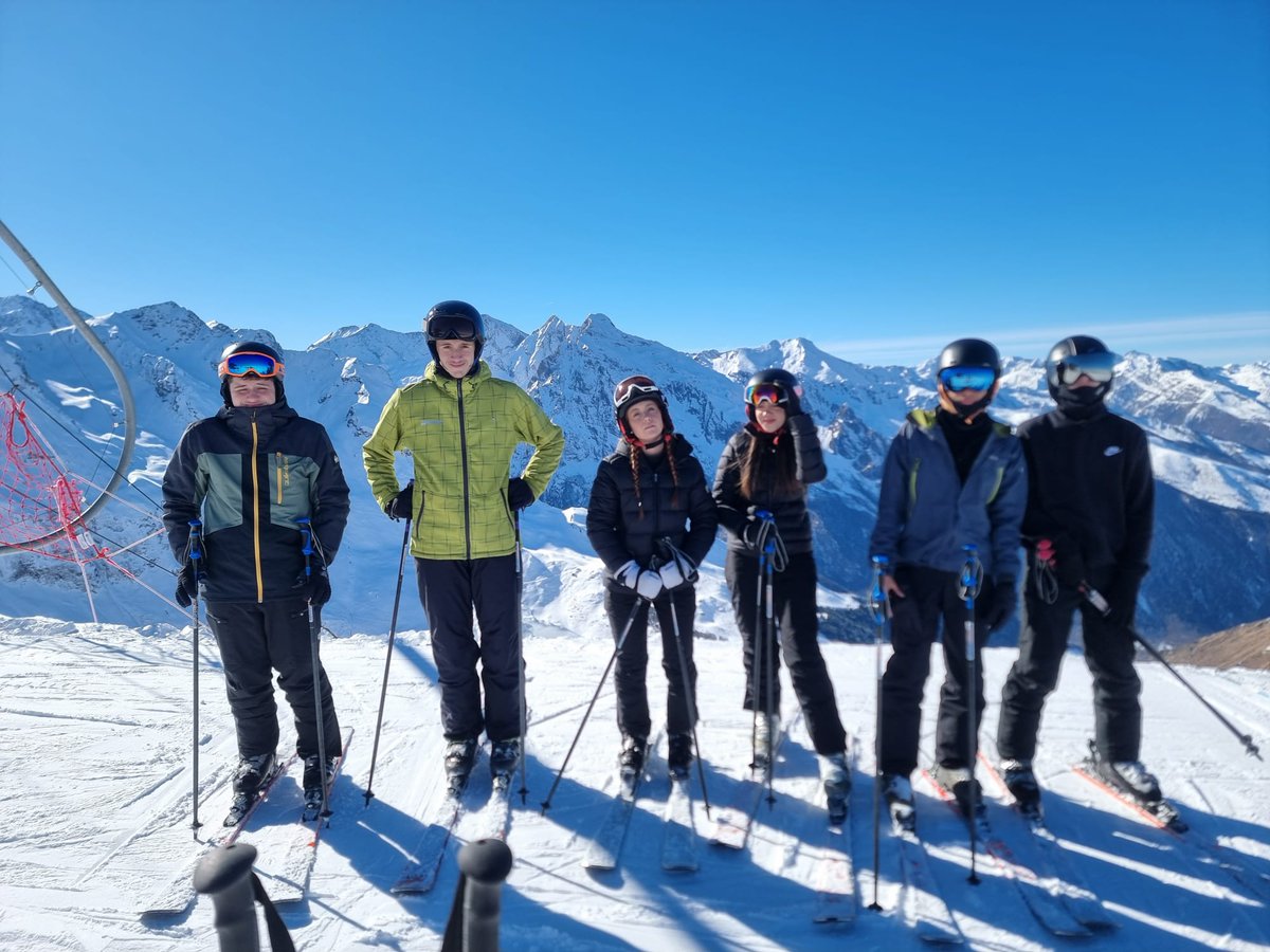 LPCasteret's tweet photo. L'ASSO à l'assaut des pistes !
L'AS propose des sorties ski cette saison hivernale. Débutants ou skieurs aguerris tout le monde a sa place. Une démarche de découverte de l'environnement proche pour les lycéens de St Gaudens qui se réveillent sous le regard du Cagire ts les jours. https://t.co/2qLXZoCADT