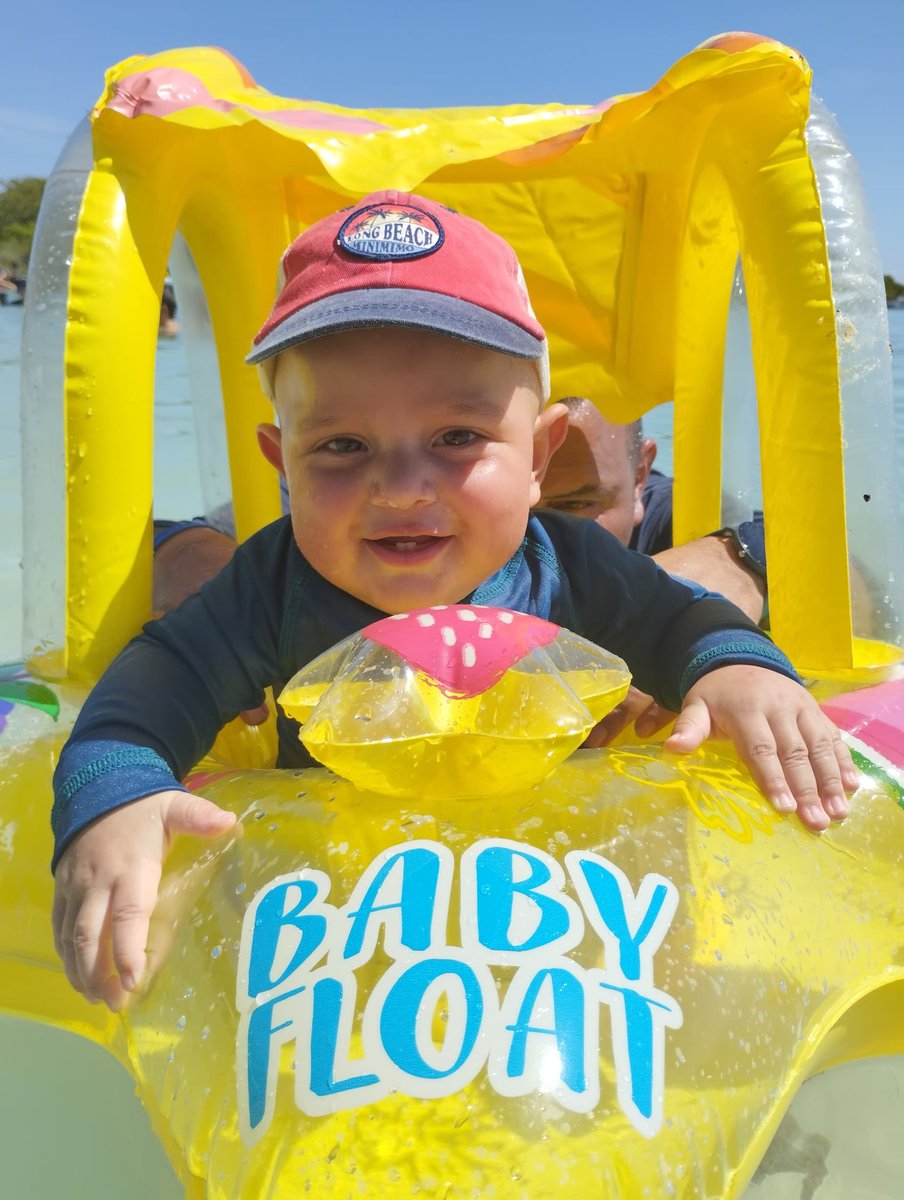 CARLOSMANLEAL's tweet photo. Hoy se cumplen 11 meses desde que Dios nos bendijo con el mayor de los regalos, que fue tu llegada a nuestras vidas, Carlos Lorenzo, tu mamá Roselyn y yo, cada día que pasa, te amamos muchísimo más.

Que Dios y la chinita te bendigan enormemente con mucha vida y salud. https://t.co/bXi9c3AccU