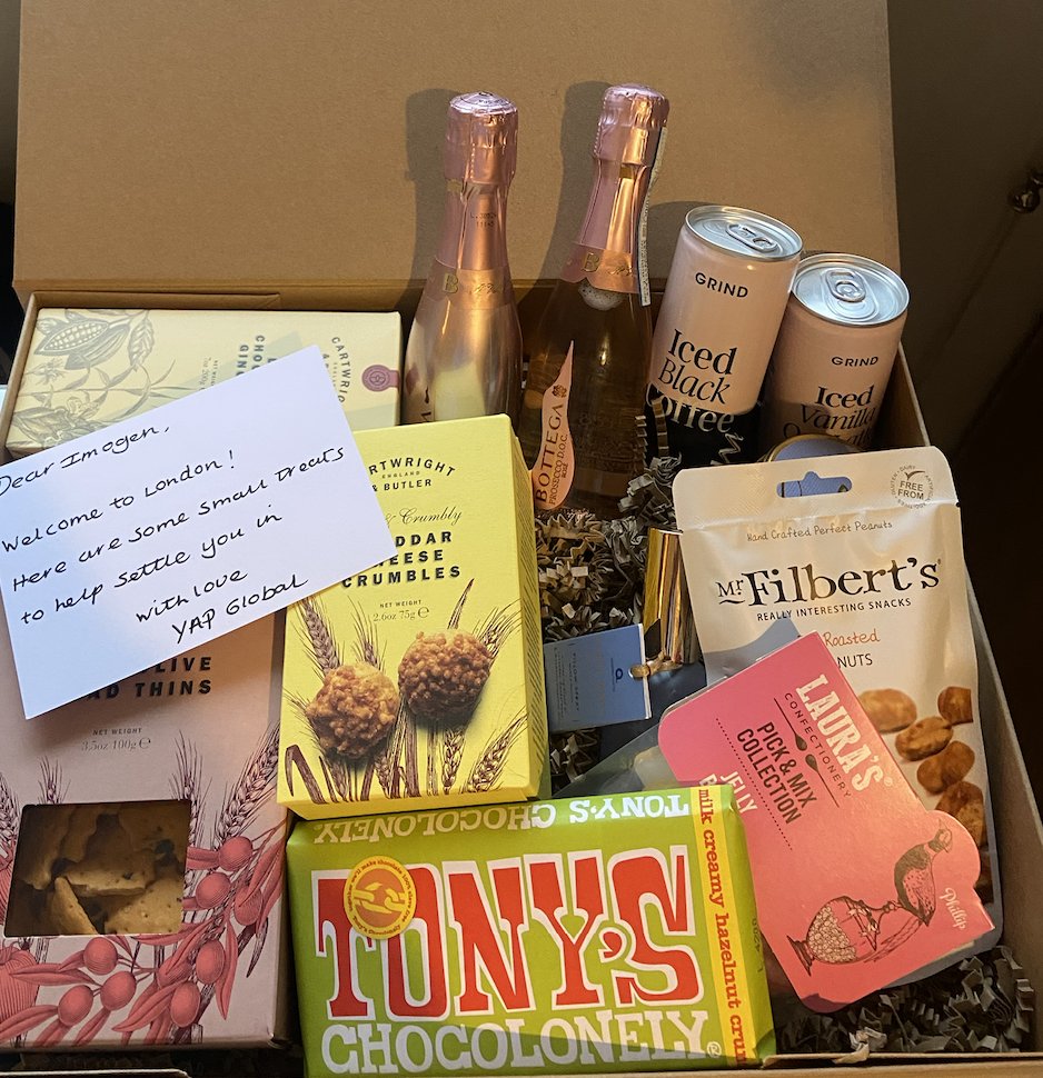 spaYnegomI's tweet image. cat&apos;s out of the bag — I live in London now! thank you to @YAPGlobalTeam for the lovely welcome 🎁

any journos/ PR/ comms friends looking to connect —would love to chat about #web3PR over pints 🇬🇧