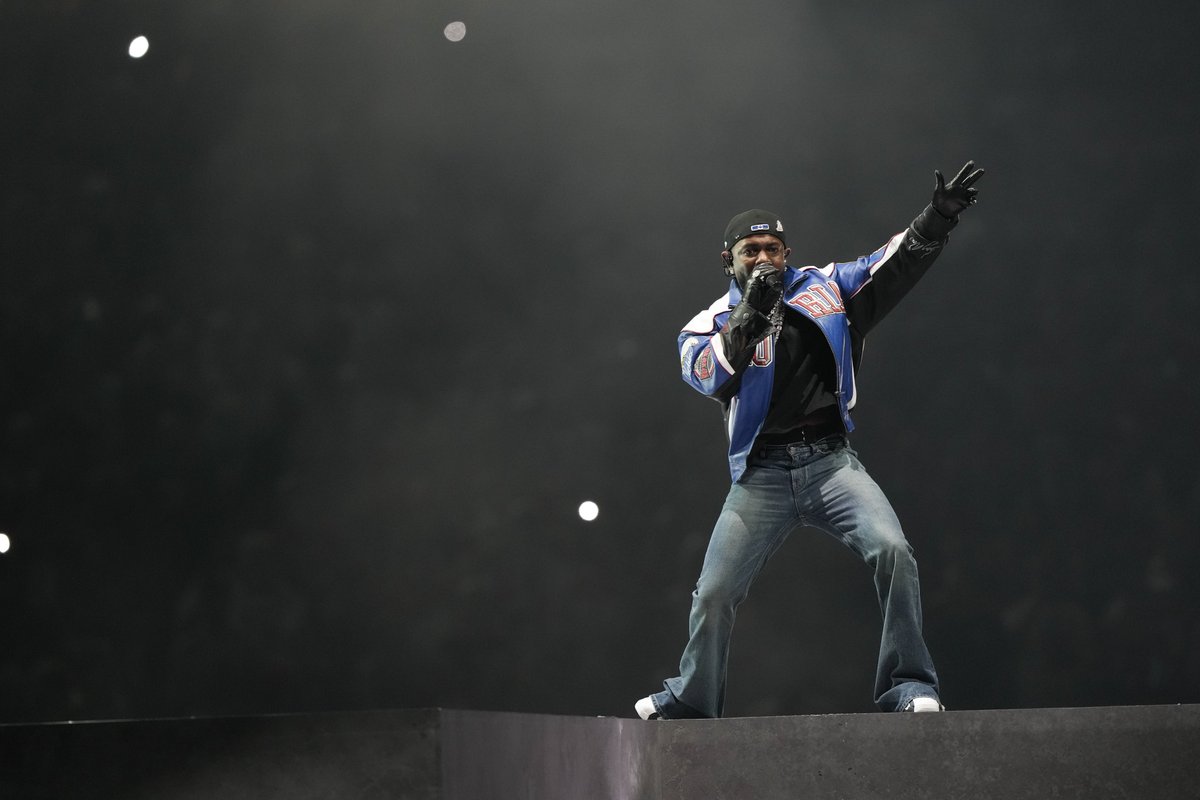 AppleMusic's tweet image. Relive @kendricklamar&apos;s #AppleMusicHalftime Show anytime on Apple Music. apple.co/SBLIX

@NFL @RocNation @NFLonFOX @pgLang