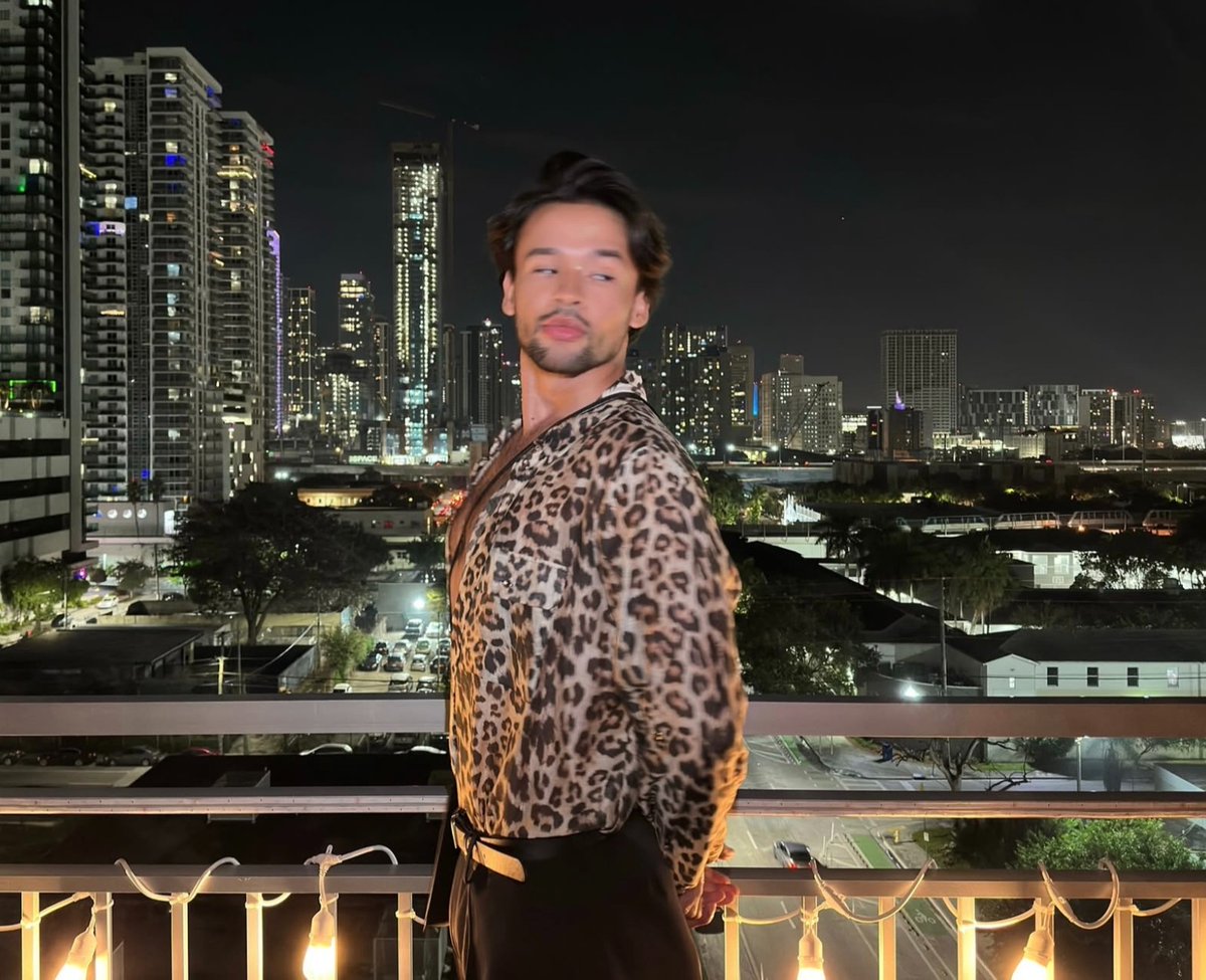 VisitMiamiLGBTQ's tweet photo. It's always a good night in the city lights.
📸: Ivan Brun
•
•
•
•
#VisitMiamiLGBTQ #City #Miami #Skyline #Gay #NightOut #GayTravelGuide https://t.co/j2KQrv2qiA