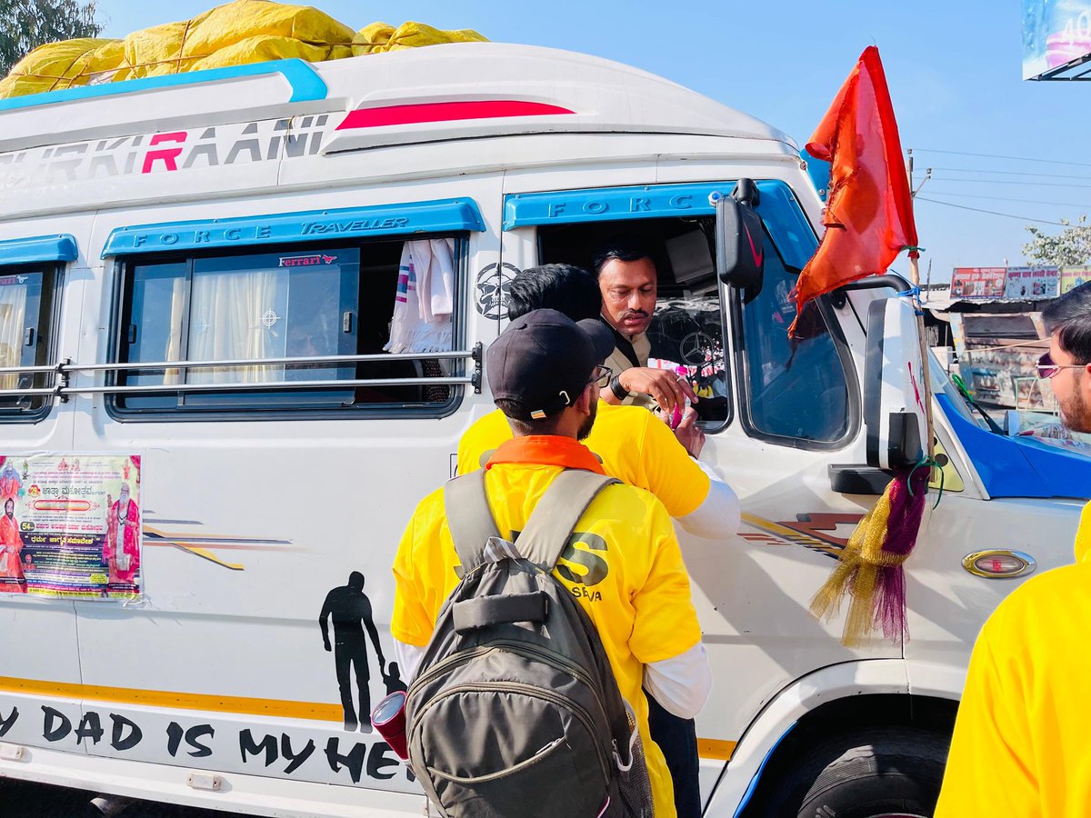 ABVPMK's tweet photo. अभाविप रीवा ज़िले के कार्यकर्ताओं द्वारा रीवा के रास्ते प्रयागराज मार्ग में अधिक भीड़ भाड़ होने की वजह से यातायात नियंत्रण की व्यवस्था एवं श्रद्धालुओं के लिए पेय जल की व्यवस्था की गई।
#ABVPMahakoshal
#StudentForSeva https://t.co/wSr4ZIEV0m
