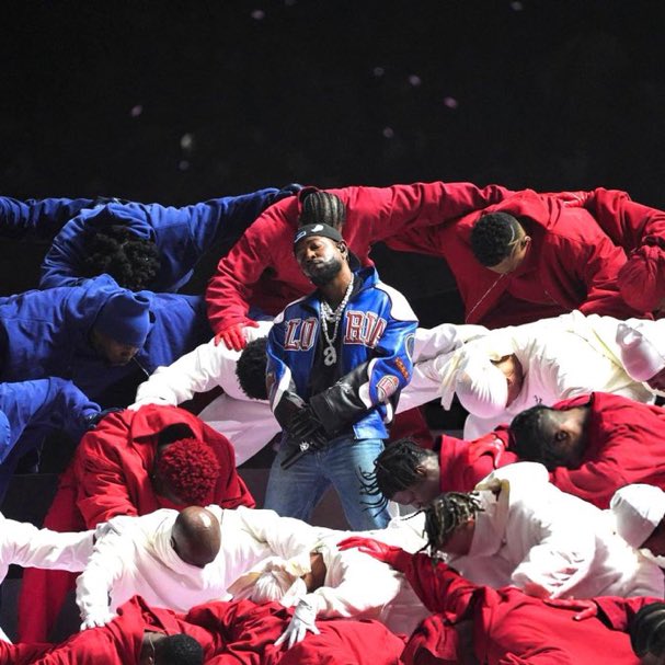 RodolfoLanderos's tweet image. Muchos no entendieron el show del mediotiempo de Kendrick Lamar. El había anticipado que contaría una historia.

Los invito a encontrar ciertos detalles (más allá de su pleito con Drake): Samuel L. Jackson como Tío Sam; la protesta a Trump, la división en la bandera de USA (los…