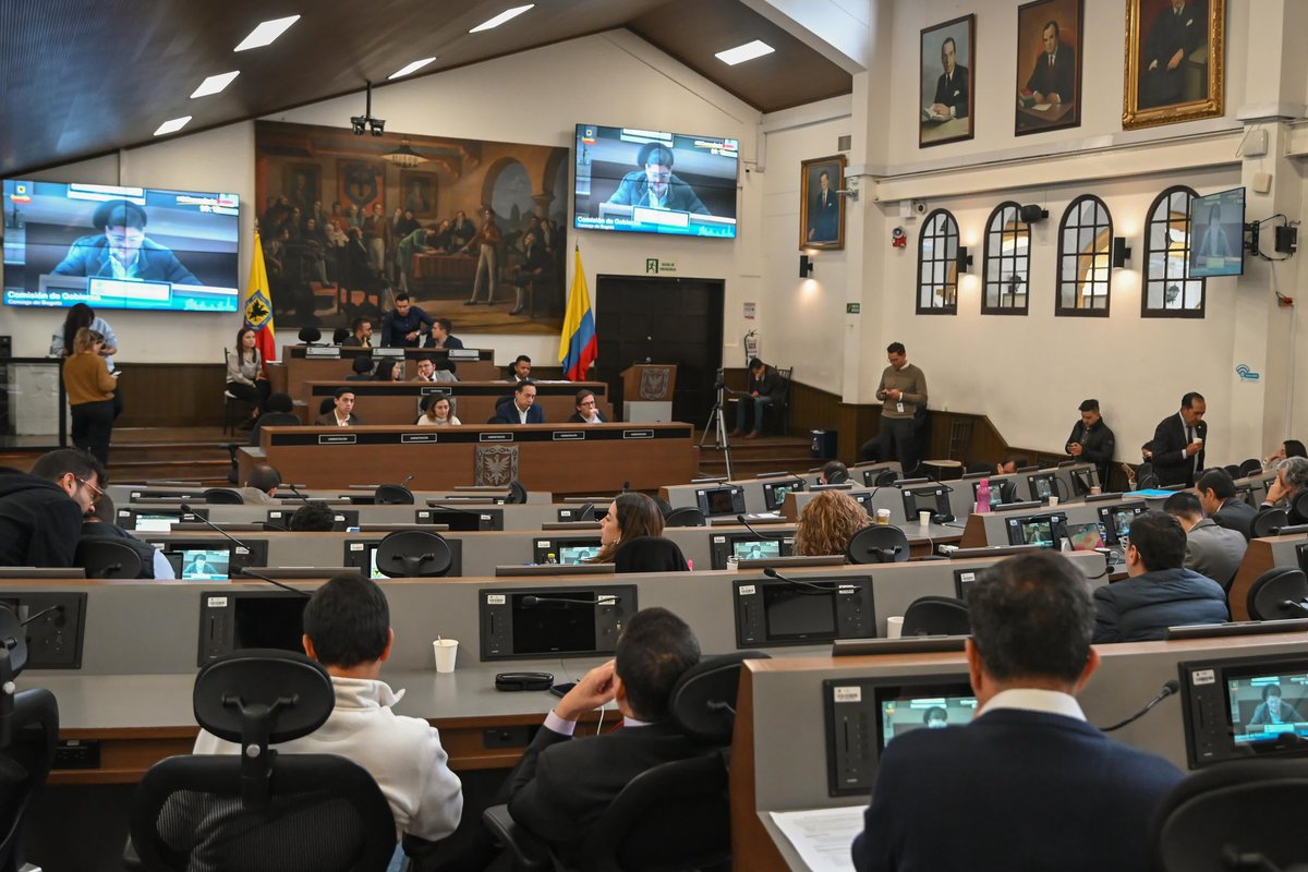 GAquinteroA's tweet photo. #DiálogoPolítico Hoy en el @ConcejoDeBogota presentamos grandes resultados y reafirmamos nuestra determinación en la lucha por lograr un cambio en la relación con las alcaldías locales. Queremos verdaderos #GobiernosDeLoCotidiano con procesos transparentes, íntegros y de impacto real en la vida de la gente.