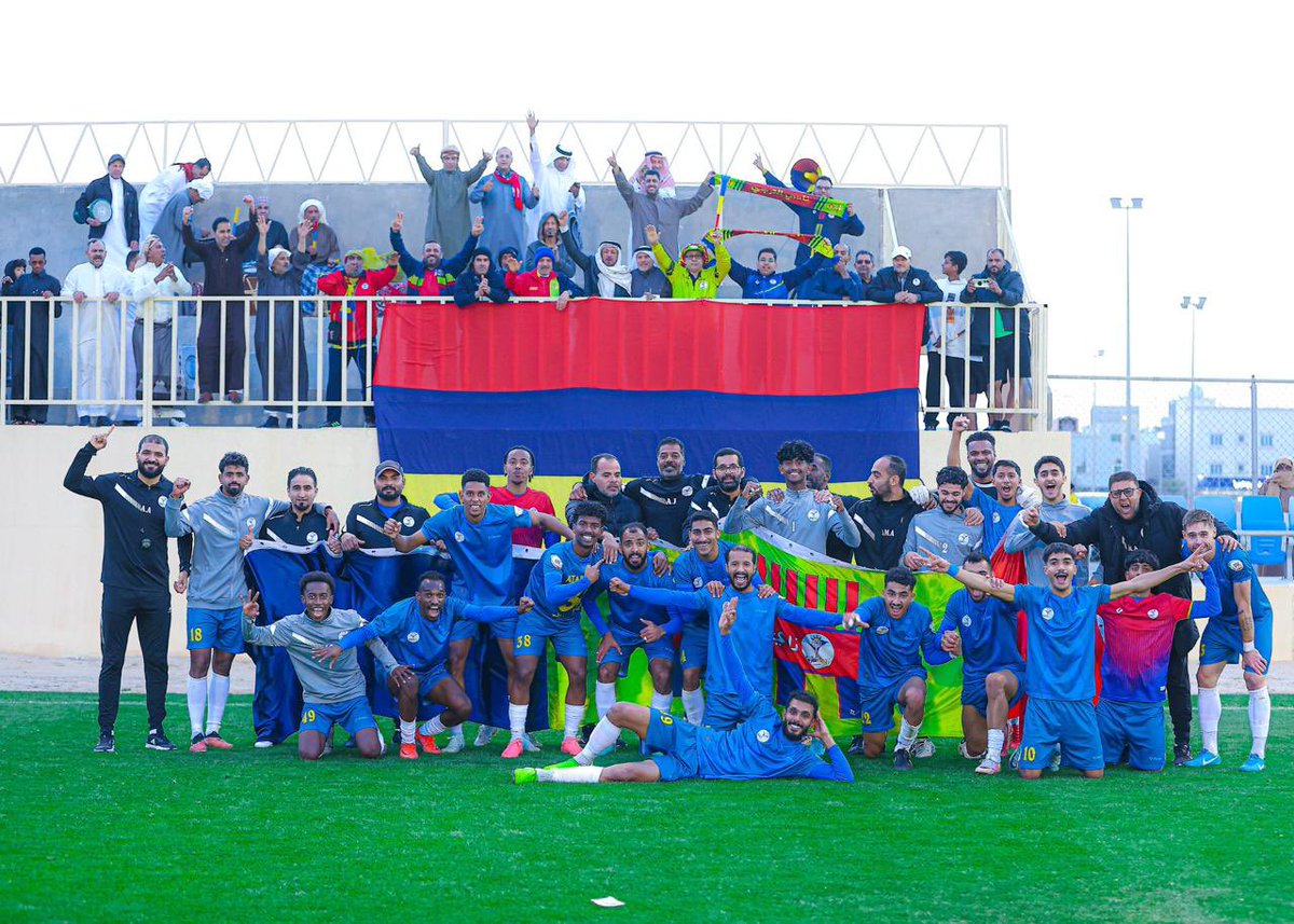 في المقدمة مُقاتلين 
وخلفهم درع متين 

عزمٌ يزيح المستحيلَ
وسعيهم دربُ اليقين

وبجَانبِهم جُمهورُ فَخرٍ
صَوتُهُم نَصرٌ يَزين

#نادي_الترجي <a href="/altarajiclub/">نادي الترجي السعودي</a>