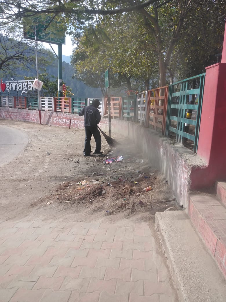 NAGAR NIGAM SRINAGAR (@srinagar800315) on Twitter photo A SP campaign was launched in Municipal Corporation Srinagar Garhwal on Ganga Darshan
<a href="/SBMUttarakhand/">SBM Uttarakhand</a>
<a href="/UDDUttarakhand/">Urban Development Directorate Uttarakhand</a>
Swachh Bharat Mission-Uttarakhand
#srinagargarhwal A SP campaign was launched in Municipal Corporation Srinagar Garhwal on Ganga Darshan
<a href="/SBMUttarakhand/">SBM Uttarakhand</a>
<a href="/UDDUttarakhand/">Urban Development Directorate Uttarakhand</a>
Swachh Bharat Mission-Uttarakhand
#srinagargarhwal