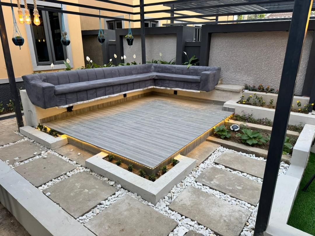 SaniAminuMuham4's tweet photo. Brand New majestic Duplex for Sale 4 Spacious rooms, 3 parlors Guest Chalet, a. Car port and a Garden Sit Out Location kabiru Road Off Yahaya Road, Just 2 mins walk toh the prestigious Yahaya Road Msq. Kaduna #280M asking price https://t.co/diBupdOlBy