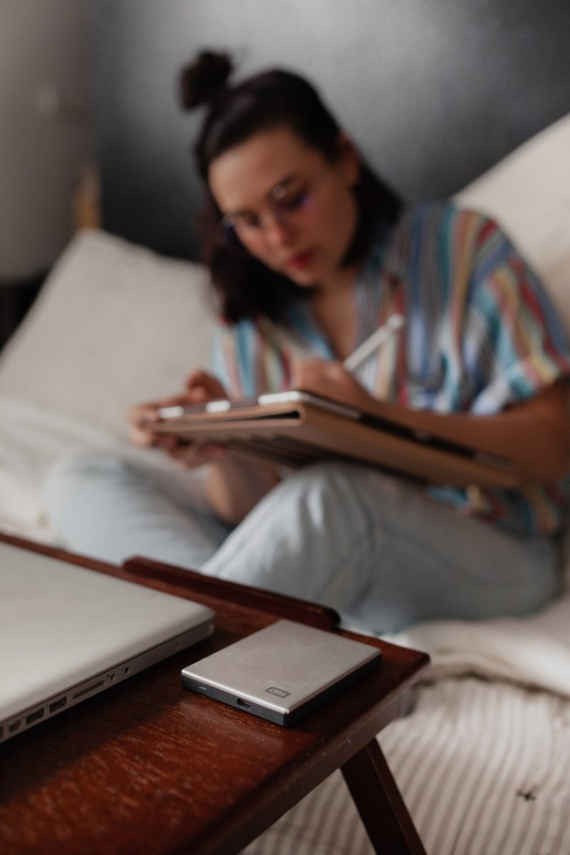 Faça mais em menos tempo com o #MyPassport da WD. Sua compatibilidade com cabo tipo C permite transferir seus arquivos entre o celular e o disco em segundos. Simples, rápido e confiável. 💾 #BackupComWD