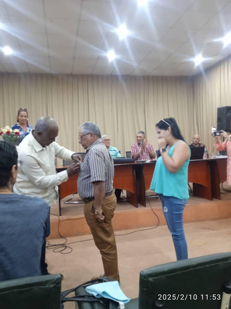 Reconocimiento a trabajadores con una trayectoria ininterrumplida con la medalla del Mártir Fernando Chenard Piña.<a href="/empa_vc/">EMPA VC</a> ,<a href="/GrupodAlimentos/">OSDE Grupo de Alimentos</a> ,<a href="/MincinCuba/">Comercio Cuba</a> ,<a href="/PartidoPCC/">Partido Comunista de Cuba</a> ,<a href="/PresidenciaCuba/">Presidencia Cuba 🇨🇺</a>