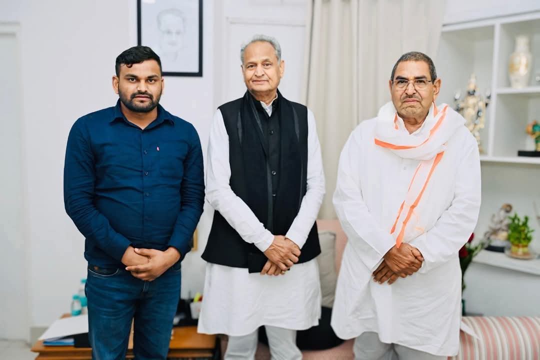 VirendraM1212's tweet photo. @NareshMeena__ भाईसाहब के पिताजी जी ने आज माननीय @ashokgehlot51 से शिष्टाचार भेंट की । https://t.co/XKlaWzfzHW