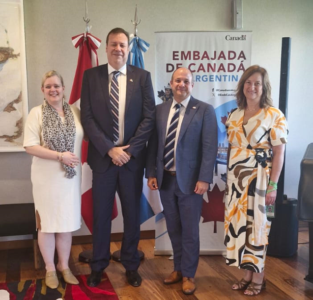 CanadaArgentina's tweet photo. #CloseTies #CanadaArgentina 🇨🇦🇦🇷
Ambassador-designate, Stewart Wheeler, received the pro tempore president of the Argentine-Canadian Chamber of Commerce, Germán Wilson and its executive director, Laura Yorghanjian. 1/2 https://t.co/vvcBccJA3O