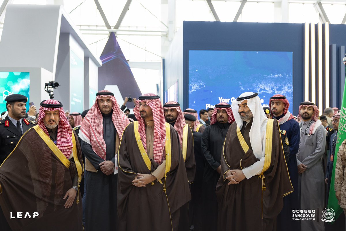 sanggovsa's tweet image. كما قام سموه بجولة في جناح #وزارة_الحرس_الوطني بمؤتمر #ليب25 ،حيث استمع إلى شرح حول أبرز المشاريع الرقمية والمبادرات التقنية التي تهدف إلى رفع كفاءة الخدمات، وتطوير البنية التقنية، ودعم مسار التحول الرقمي في مختلف قطاعات الوزارة.