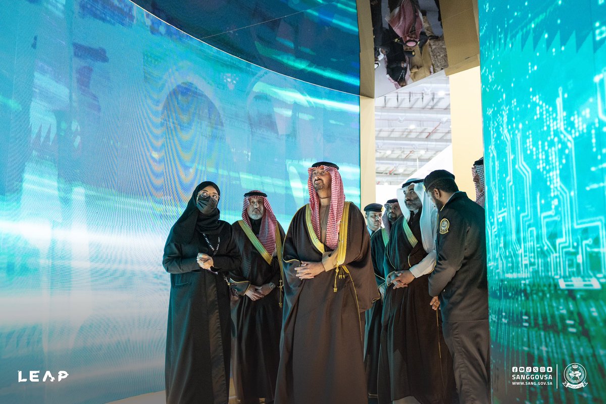 sanggovsa's tweet image. كما قام سموه بجولة في جناح #وزارة_الحرس_الوطني بمؤتمر #ليب25 ،حيث استمع إلى شرح حول أبرز المشاريع الرقمية والمبادرات التقنية التي تهدف إلى رفع كفاءة الخدمات، وتطوير البنية التقنية، ودعم مسار التحول الرقمي في مختلف قطاعات الوزارة.