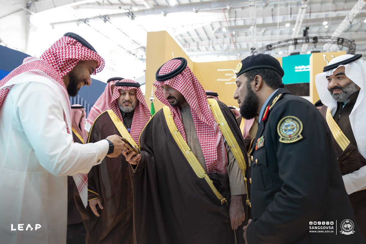 sanggovsa's tweet image. كما قام سموه بجولة في جناح #وزارة_الحرس_الوطني بمؤتمر #ليب25 ،حيث استمع إلى شرح حول أبرز المشاريع الرقمية والمبادرات التقنية التي تهدف إلى رفع كفاءة الخدمات، وتطوير البنية التقنية، ودعم مسار التحول الرقمي في مختلف قطاعات الوزارة.