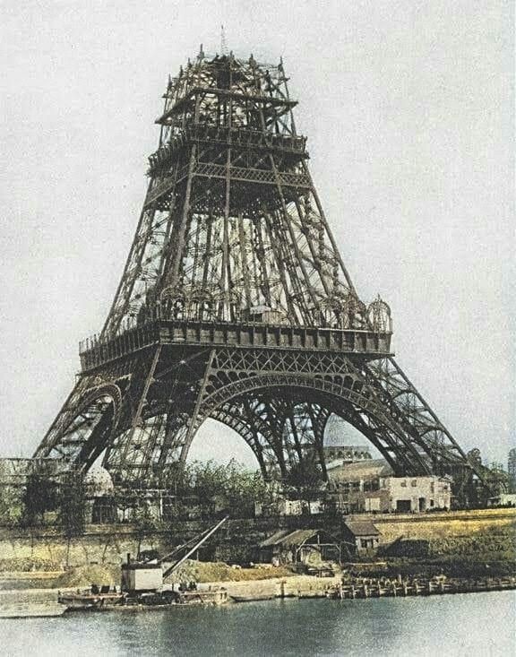 Construction de la Tour Eiffel. 
1888. Paris