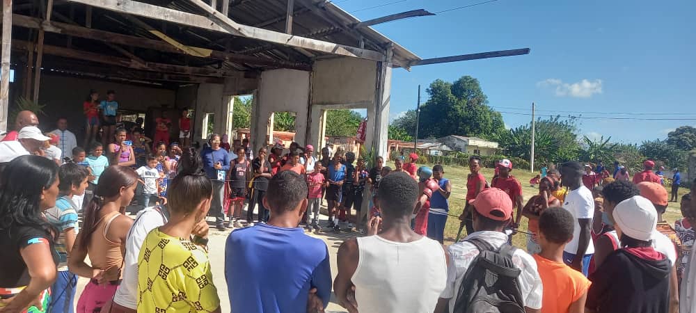 En la comunidad Santa Rosa, de Guantánamo, se realiza el  barrio debate "El deporte en el Barrio", y concluye con un gran festival deportivo recreativo. #Cuba
#CDRCuba #INDER #SomosDelBarrio