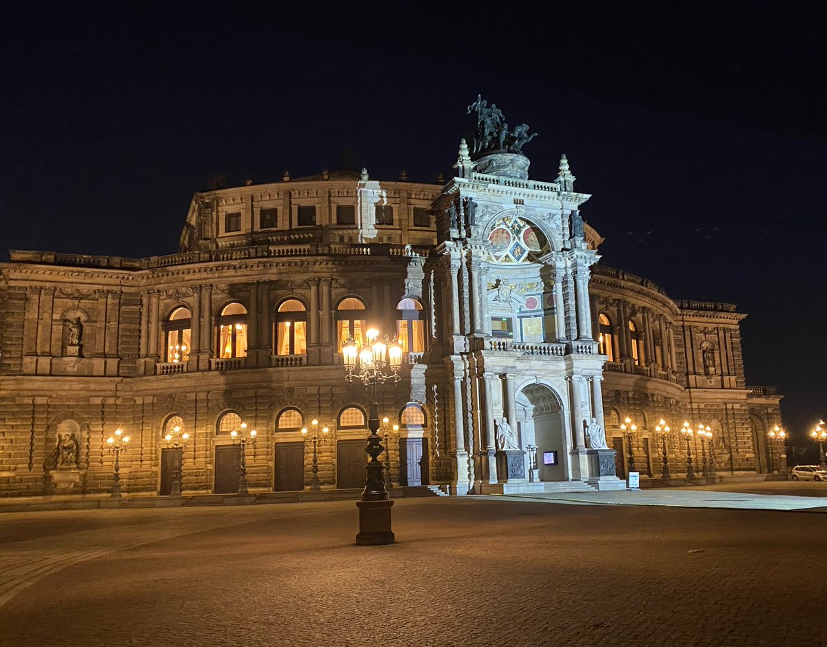 #Dresden #Semperoper heute Abend mit besonderer Beleuchtung; die Exedra mit der Pantherquadriga im gleißenden Scheinwerferlicht (wahrscheinlich hängt es mit dem 13. Februar-Gedenken an die Zerstörung 1945 und Wiedereröffnung nach Wiedersufbau am 13. Februar 1985 zusammen)
