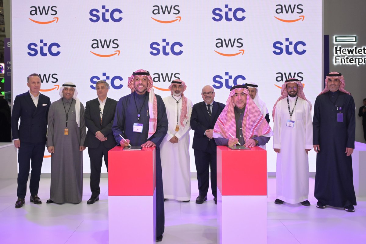 AlwatanNews24's tweet photo. لتمكين الجهات الحكومية والشركات بمختلف أحجامها بحلول سحابية آمنة ومرنة ..

مجموعة stc تعلن رسمياً عن شراكة استراتيجية مع أمازون ويب سيرفيسز (AWS)، المزود الرائد للخدمات السحابية عالميًا، بهدف تسريع مسيرة التحول الرقمي في المملكة .. وستحصل مجموعة stc على تصنيف “شريك تكامل الأنظمة المتميز”  System Integrator Premier partner. من AWS، وهو أعلى مستوى في شبكة شركاء AWS.
-