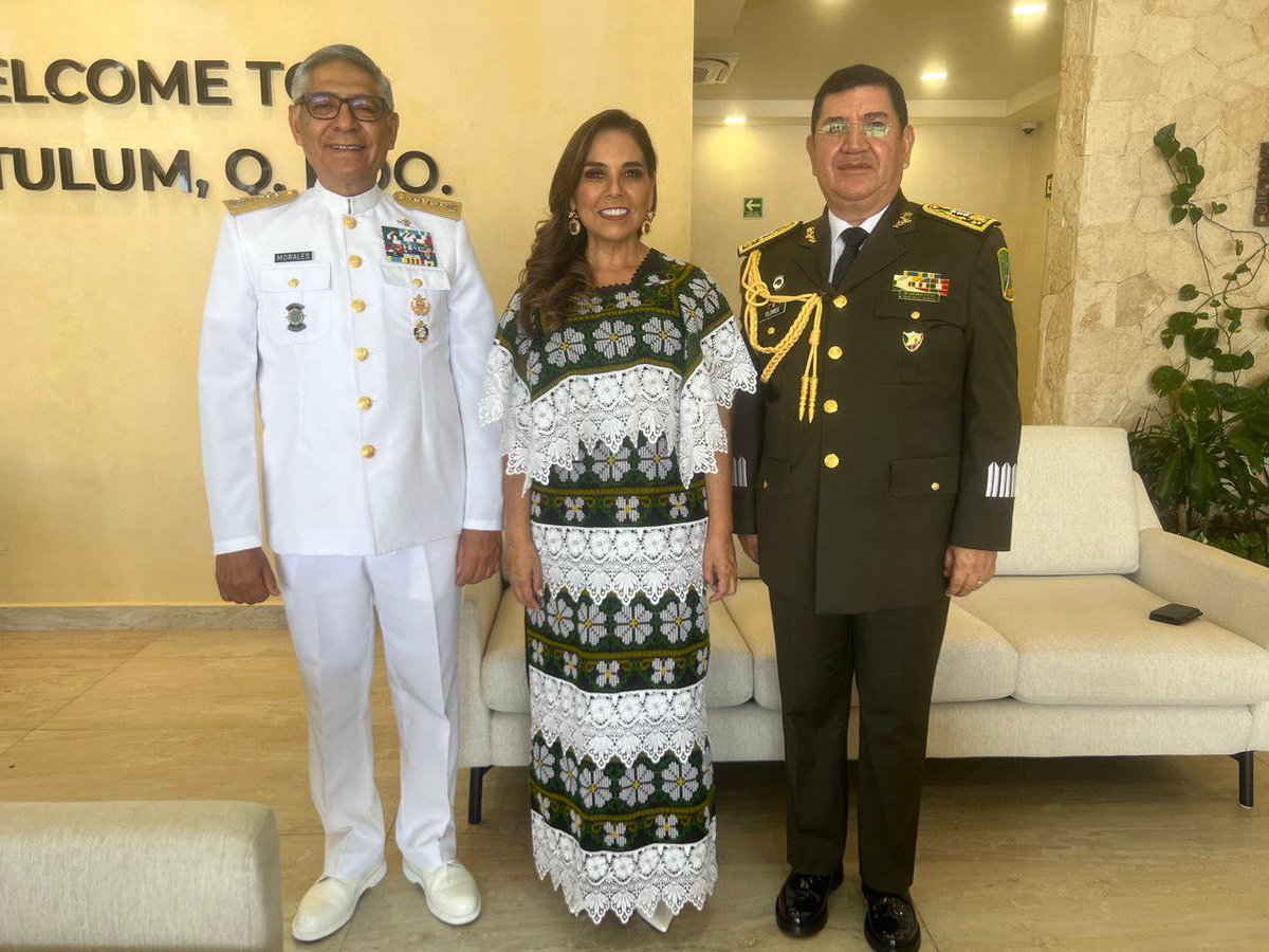 Bienvenidos a Quintana Roo, Almirante Raymundo Pedro Morales Ángeles, Secretario de Marina y Comandante de la décima región militar, Ricardo Flores González, para conmemorar el aniversario de la Fuerza Área Mexicana, con la inauguración de la Base Aérea Militar 20.