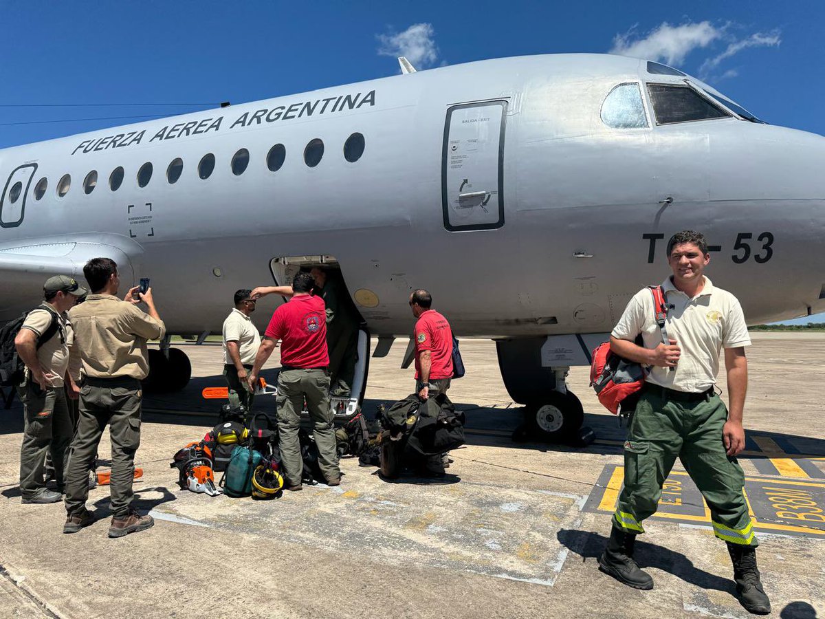 luispetri's tweet photo. *LUCHAMOS CONTRA TERRORISTAS QUE INCENDIAN EL SUR Y LAS BASURAS DE LA POLÍTICA QUE HACEN FAKE NEWS Y DESINFORMAN*

Es FAKE NEWS la foto que circula en redes mencionando el año 2019. 
A los terroristas que incendian la Patagonia, se suma la campaña de desinformación de lacras de la política, que, haciendo montajes de imágenes y fechas buscan provocar malestar en la población. 
El avión F28 TC-53 en el 2019 estaba fuera de servicio y pintado de color blanco, fue pintado de gris en el 2021.
Acá la verdadera secuencia de fotos del 31 de enero del 2025, cuando enviábamos brigadistas de Resistencia, en el avión F28 TC-53, para socorrer y ayudar en los incendios en el Sur.  
Una nueva Fake News que se suma a otras, como los helicópteros rusos MI17, que están en en el país sin poder volar desde el 2020 porque no hay quien les haga el mantenimiento y mienten diciendo que los vendimos a Ucrania sin poder usarlos en los incendios. 
Vamos a seguir luchando contra el fuego, contra los terroristas y contra los miserables de la política.