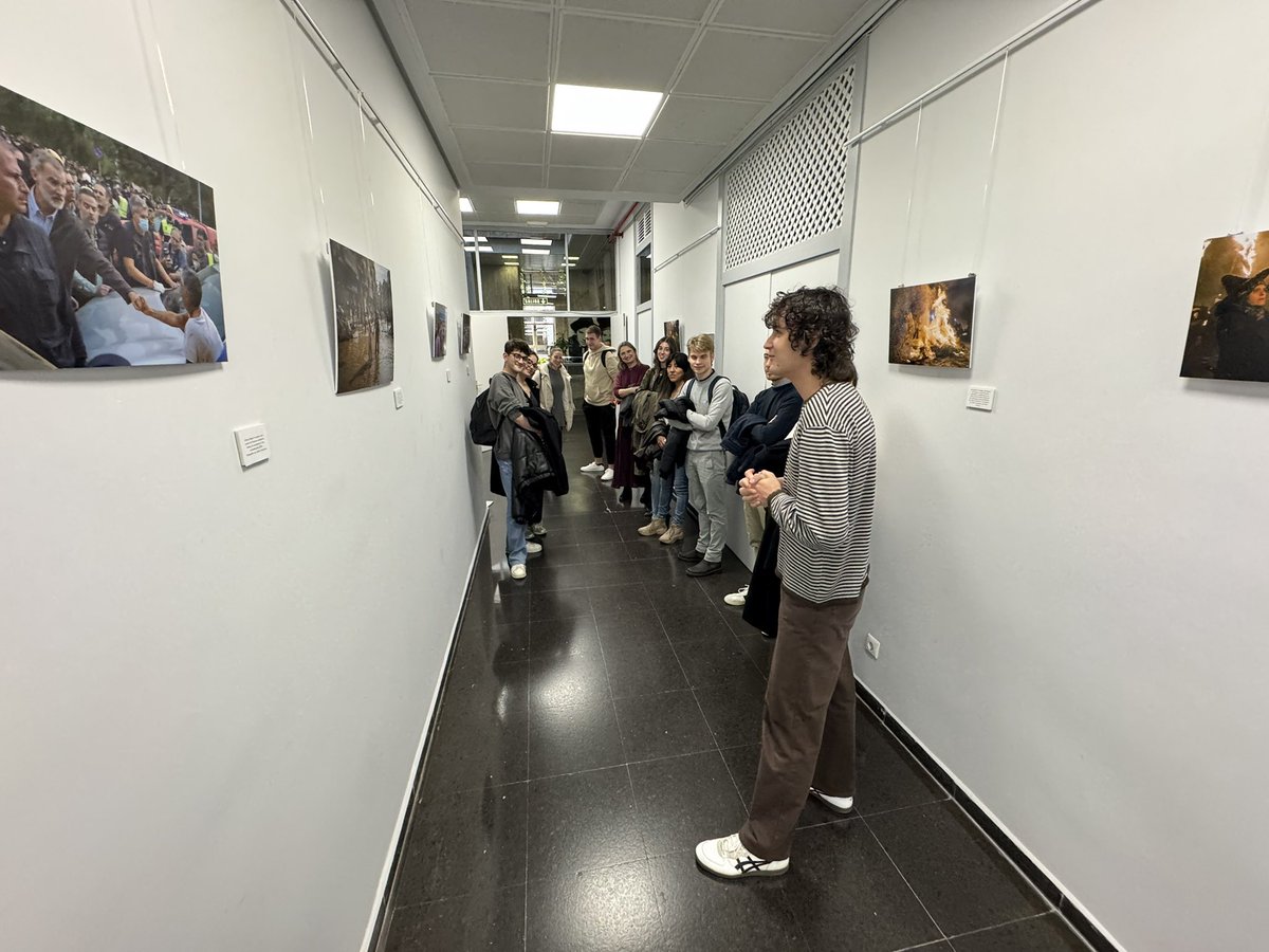 Tras mucho trabajo y cariño, hoy presentamos en <a href="/UCMccinf/">Facultad Ciencias Información</a> “Miradas del futuro”, una muestra fotográfica con las mejores imágenes publicadas en <a href="/_Infoactualidad/">Infoactualidad</a>.

📸Podrá visitarse hasta el 3 de marzo.

¡Muchas gracias a todos los que han acudido hoy a la visita guiada!