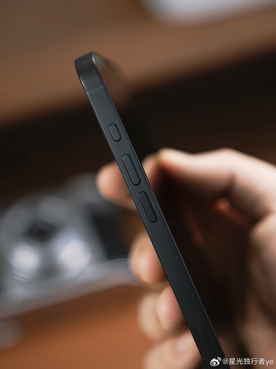 Leaked hands-on images of iPhone SE 4 

Source: Weibo 

#iPhoneSE #iPhoneSE4 #Apple #iPhone16