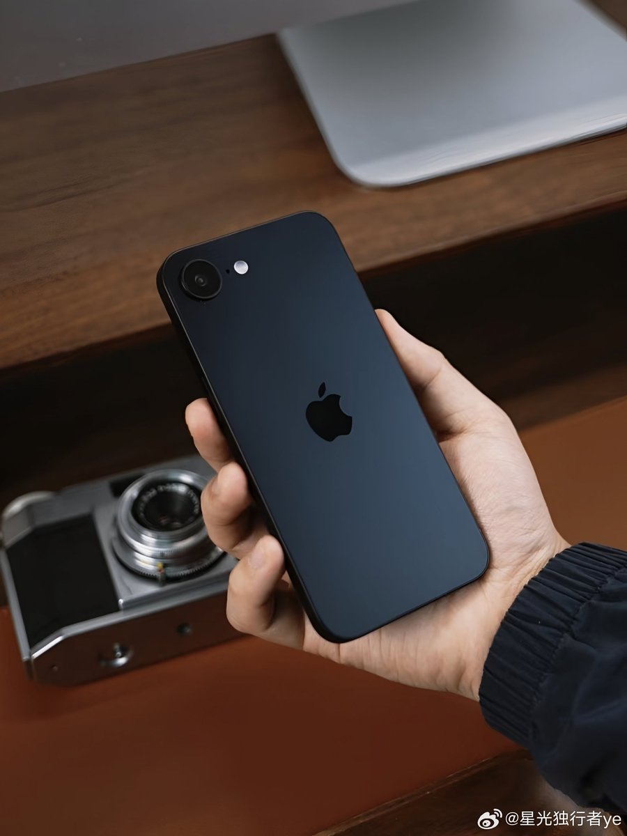 1GadgetLoop's tweet photo. Leaked hands-on images of iPhone SE 4 

Source: Weibo 

#iPhoneSE #iPhoneSE4 #Apple #iPhone16 https://t.co/dzkgKg28fd