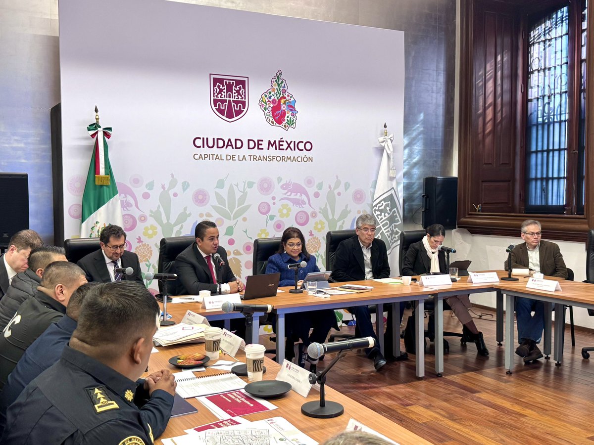 yancolozano's tweet photo. 🔵Acompañamos a la Jefa de Gobierno, @ClaraBrugadaM , en el trabajo coordinado con los cuadrantes de seguridad, reafirmando su compromiso con la tranquilidad de lxs ciudadanos.

Su liderazgo y supervisión en cada sector demuestran que la seguridad es prioridad en el @GobCDMX. https://t.co/E5yqruHDfl