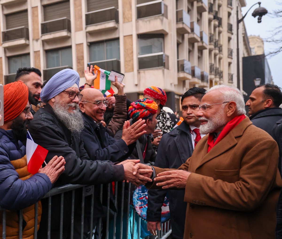 narendramodi's tweet photo. Un chaleureux accueil à Paris !

Le froid n'a pas découragé la communauté indienne de venir montrer son affection ce soir. Je suis reconnaissant à notre diaspora, et fier de ses accomplissements ! https://t.co/rQSsI5njfN