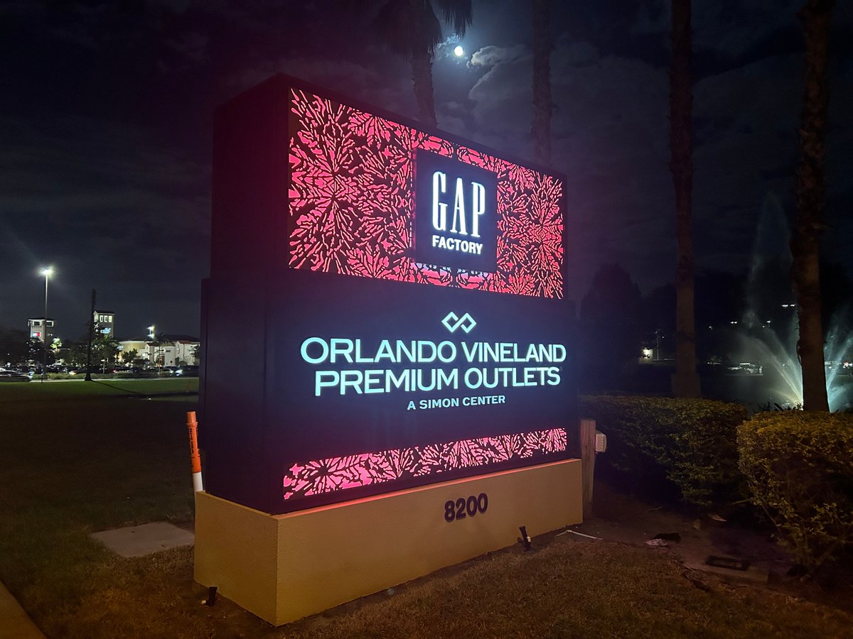 Everylite's tweet photo. Experience the power of color! The Orlando Vineland Premium Outlets monument sign shines with our Rainbow 2 RGB modules, creating a bold white-and-red display.

See how Rainbow 2 can elevate your next project: https://t.co/taYtlYxmHK

#LEDmodule #CustomSignage #Everylite https://t.co/LlLehxSk44
