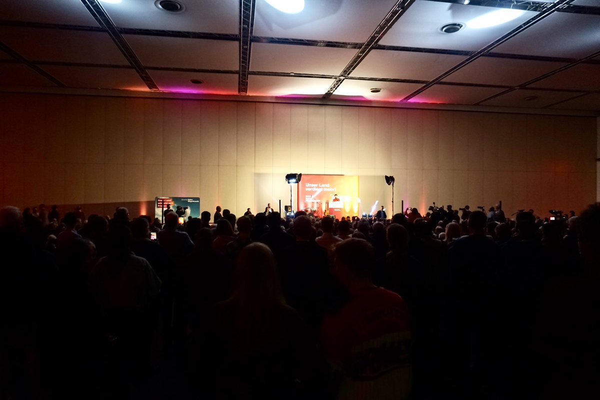 Über 1000 Menschen waren heute auf der #BSW-Wahlkampfveranstaltung mit Sahra #Wagenknecht in Dresden. Der Saal platzte aus allen Nähten!

Die Menschen wollen eine Grundlegend andere Politik, für #Vernunft, #Gerechtigkeit, #Frieden und #Freiheit.

Dafür am 23. Februar #BSW wählen!