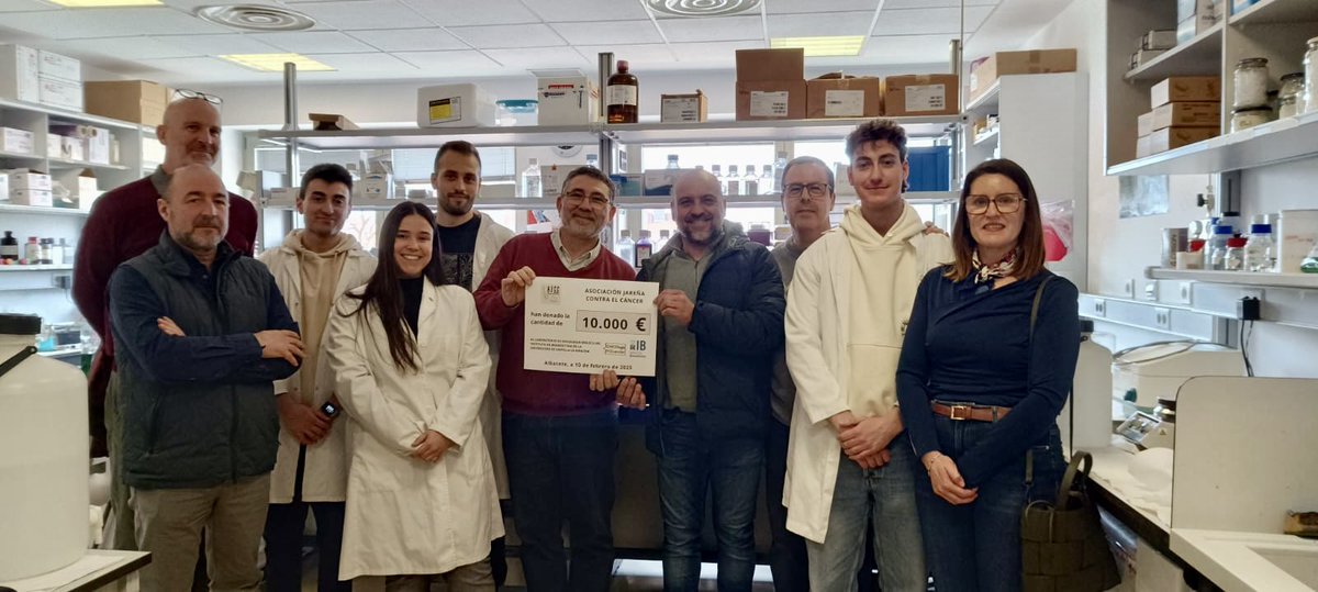 Nuestros amigos de la Asociación Jareña contra el Cáncer nos han visitado hoy, y han podido comprobar de primera mano como los fondos de apoyo a la investigación se destinan a proyectos de sensibilización a radioterapia y sarcomas