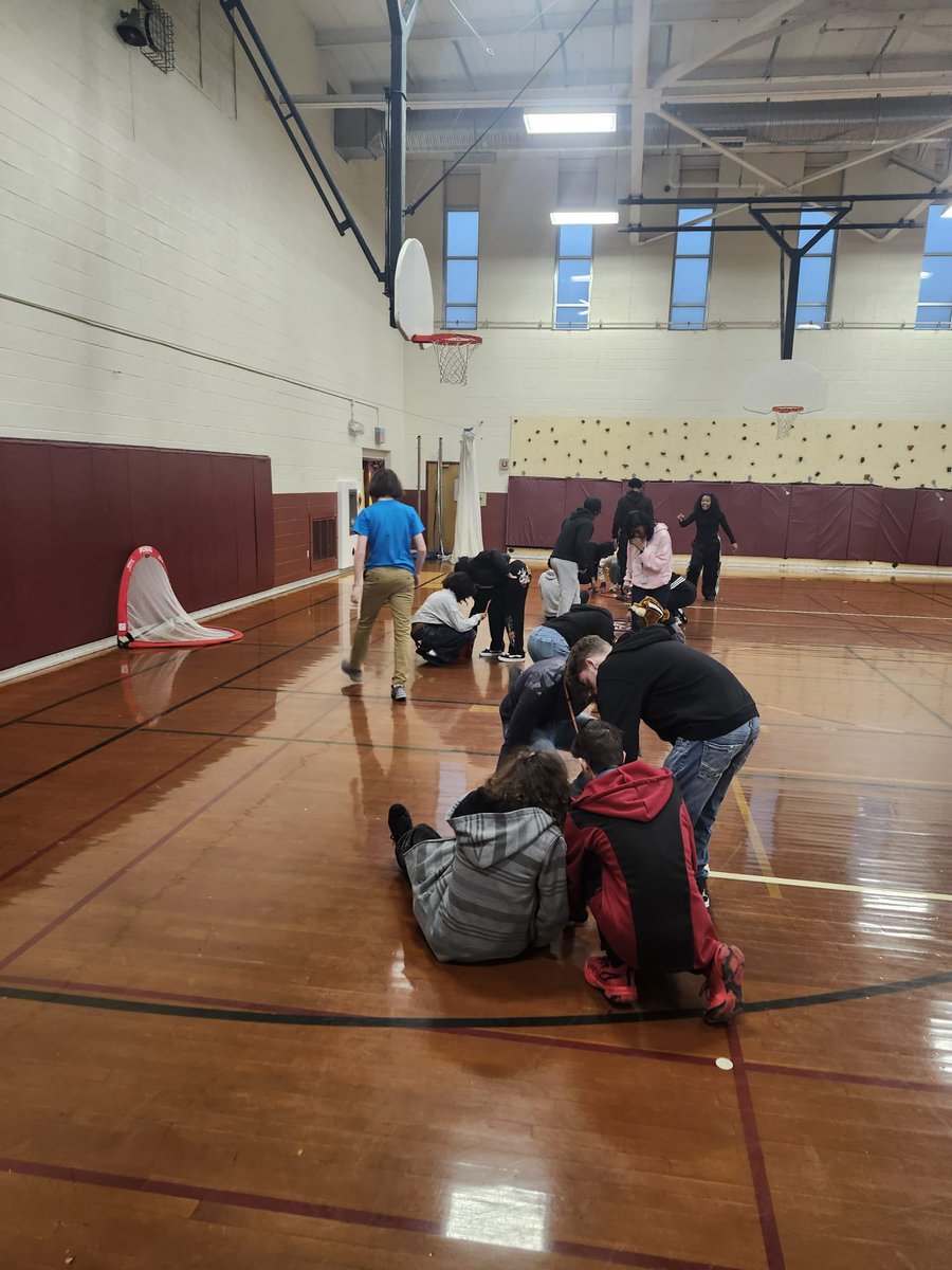 NNPSHPE's tweet photo. Ms. Lane’s PE1 class at @WarwickRaiders participate in the #FITTprinciple relay last week

#highschoolPE #PhysEd #fitnesscomponents #stayhealthy #stactive https://t.co/jwZNedM486