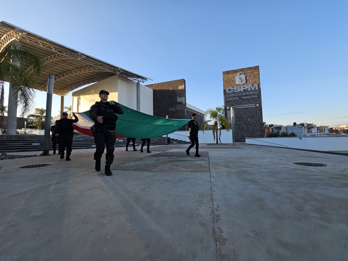 SSPMAgs's tweet photo. ¡Buen inicio de semana! 
Hoy, los Grupos Especiales de K9 y Operaciones Aéreas de la #SSPMAGS  realizaron el izamiento de bandera. Un momento de orgullo y respeto por nuestra nación. 
#IzamientoDeBandera #Patriotismo #Seguridad https://t.co/1fWk8KmZMH