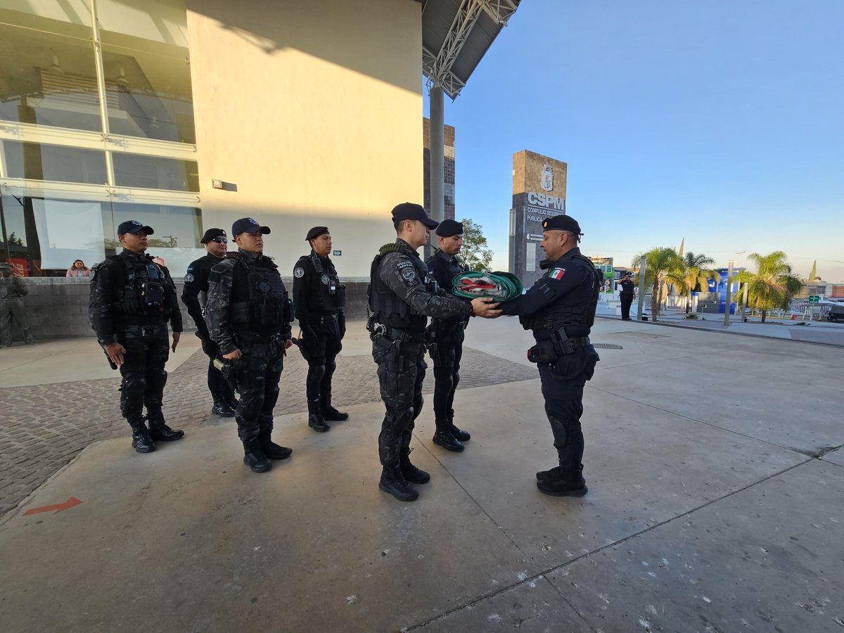 SSPMAgs's tweet photo. ¡Buen inicio de semana! 
Hoy, los Grupos Especiales de K9 y Operaciones Aéreas de la #SSPMAGS  realizaron el izamiento de bandera. Un momento de orgullo y respeto por nuestra nación. 
#IzamientoDeBandera #Patriotismo #Seguridad https://t.co/1fWk8KmZMH