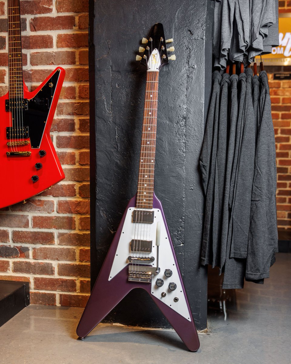 GibsonGarage's tweet photo. 🚨Gibson Garage Guitar of the Week🚨

Gibson 1967 Flying V in Metallic Purple

You never know what treasure you'll find at the Gibson Garage Nashville. Stop by to shop and play.

#gibson #gibsongarage #guitaroftheweek #flyingv https://t.co/fq6yHO2lDL