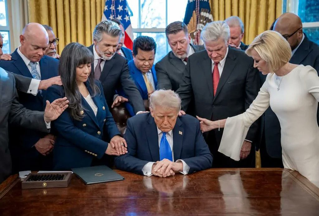 Trump wordt getroost nadat hij per ongeluk ook een importheffing op zelfbruiners heeft getekend.