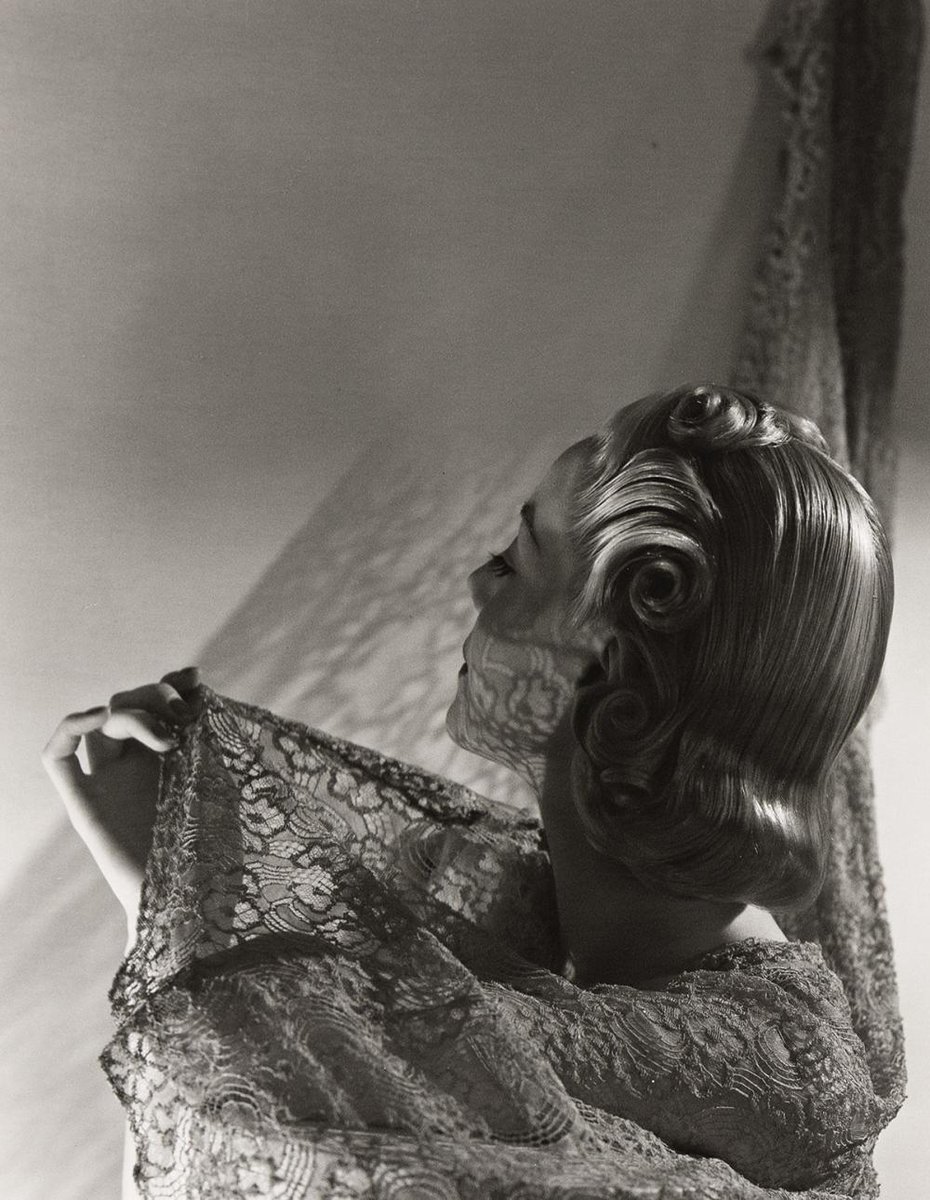 Pleurez dans ce repli de la nuit invitante,
Vous que la pudeur fière a voués au cil sec,
Vous que nul bras ami ne soutient et ne tente
Pour l’aveu des secrets… pleurez ! 

Robert de Montesquiou 
Hymne à la nuit 

📷 Horst P.Horst