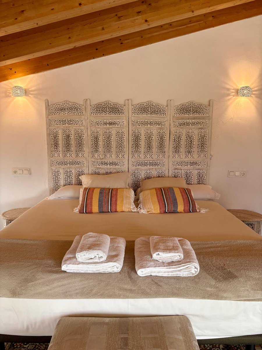 CastilloBul's tweet photo. Suite con jacuzzi, terraza, cama king Site e increíbles vistas #castillodebulbuente #dormirenuncastillo https://t.co/CCSL1aOD7o
