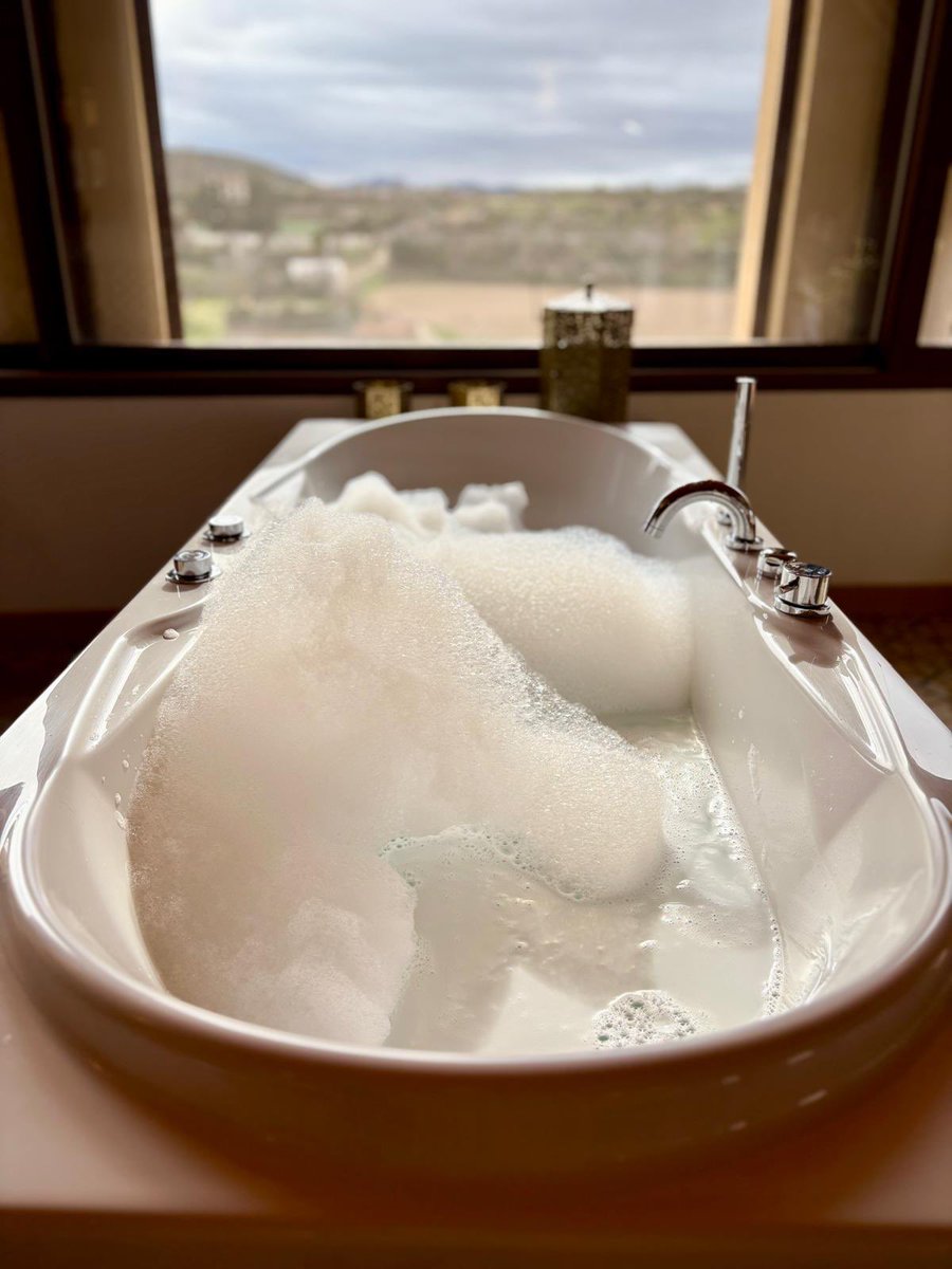 CastilloBul's tweet photo. Suite con jacuzzi, terraza, cama king Site e increíbles vistas #castillodebulbuente #dormirenuncastillo https://t.co/CCSL1aOD7o
