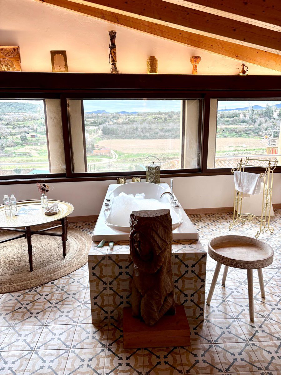 CastilloBul's tweet photo. Suite con jacuzzi, terraza, cama king Site e increíbles vistas #castillodebulbuente #dormirenuncastillo https://t.co/CCSL1aOD7o