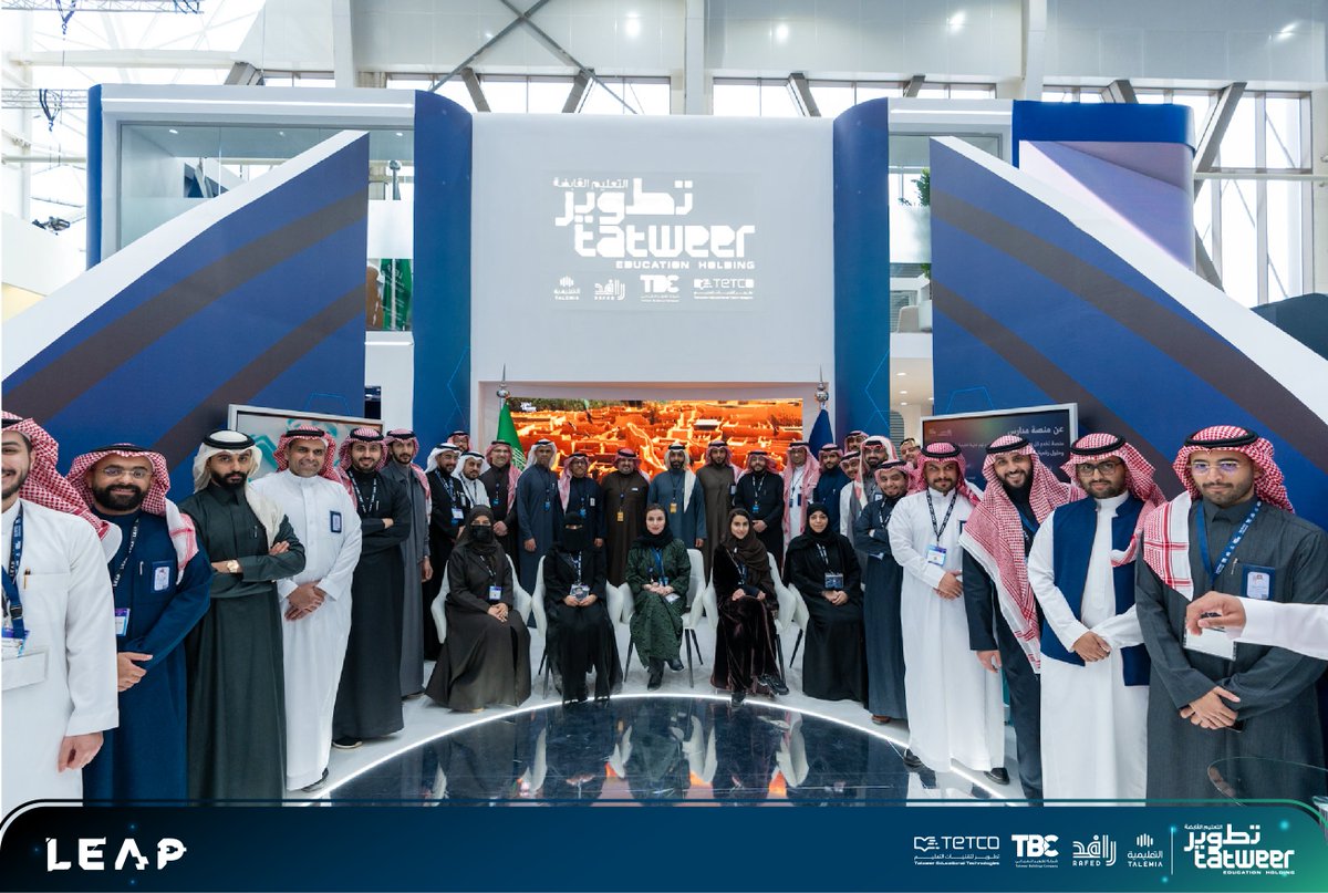 TETCOSA's tweet photo. خلال أعمال اليوم الثاني لمؤتمر #LEAP25 
صورة جماعية تجمع سعادة الرئيس التنفيذي لمجموعة شركات تطوير وسعادة الرئيس التنفيذي لشركة تطوير لتقنيات التعليم، والمشاركين ��العارضين في جناح الشركة.

#TETCO #تطوير_في_ليب #آفاق_جديدة https://t.co/po6ZWSMllj