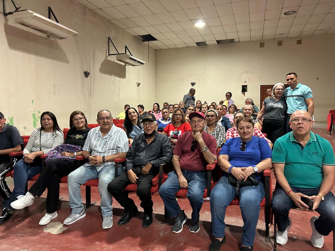 Suma_Zulia's tweet photo. Saludos .
Asamblea en el Municipio Miranda, excelente Actividad.
Magisterio Unido , Jamás será Vencido! https://t.co/GCzKmBBhSy