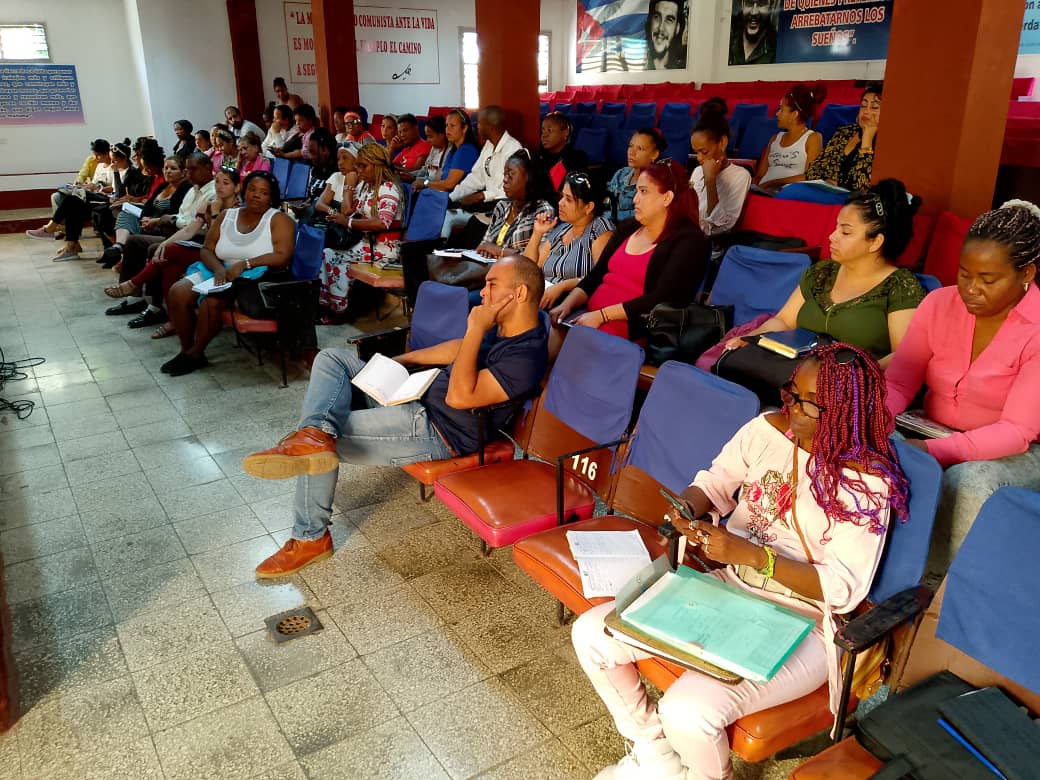 En la mañana de hoy en el Municipio #Matanzas los cuadros políticos y las organizaciones de masas del territorio reciben un posgrado sobre la obra y pensamiento del CHE,impartido por el Profesor Alfonso de la Facultad del Partido.#MatancerosEnVictoria