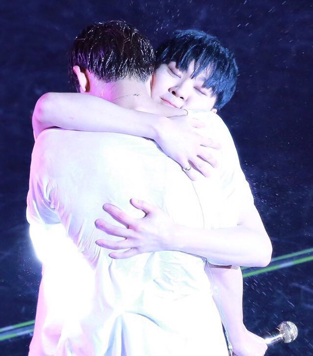 jigglykwan's tweet image. seungkwan’s hugs look like they could heal your soul