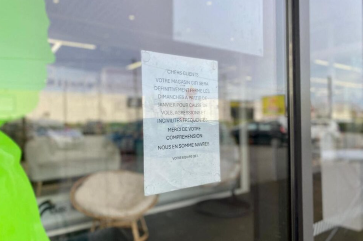 raslevol's tweet photo. Fermé le dimanche pour cause de vols, Gifi à Châteaubriant n'ouvre plus, des vols sont commis et les employées ont été plusieurs fois agressés. La direction affiche : définitivement fermé les dimanches pour cause de vols, agressions et incivilités fréquentes. #raslevol #raslebol https://t.co/ie7mpy0AXJ