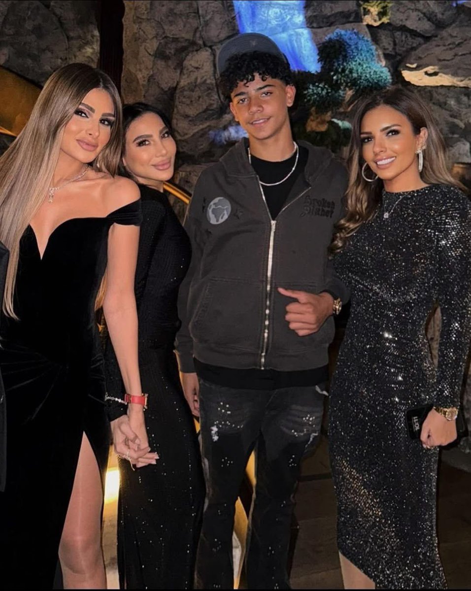 El hijo del bicho parece que toca el tololoche en Fuerza regida jajajaja